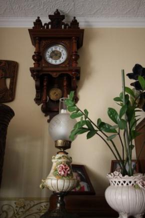  DĘBOWE, CIĘZKIE MEBLE W POŁĄCZENIU Z ORZECHOWYM KOMPLETEM WYPOCZYNKOWYM